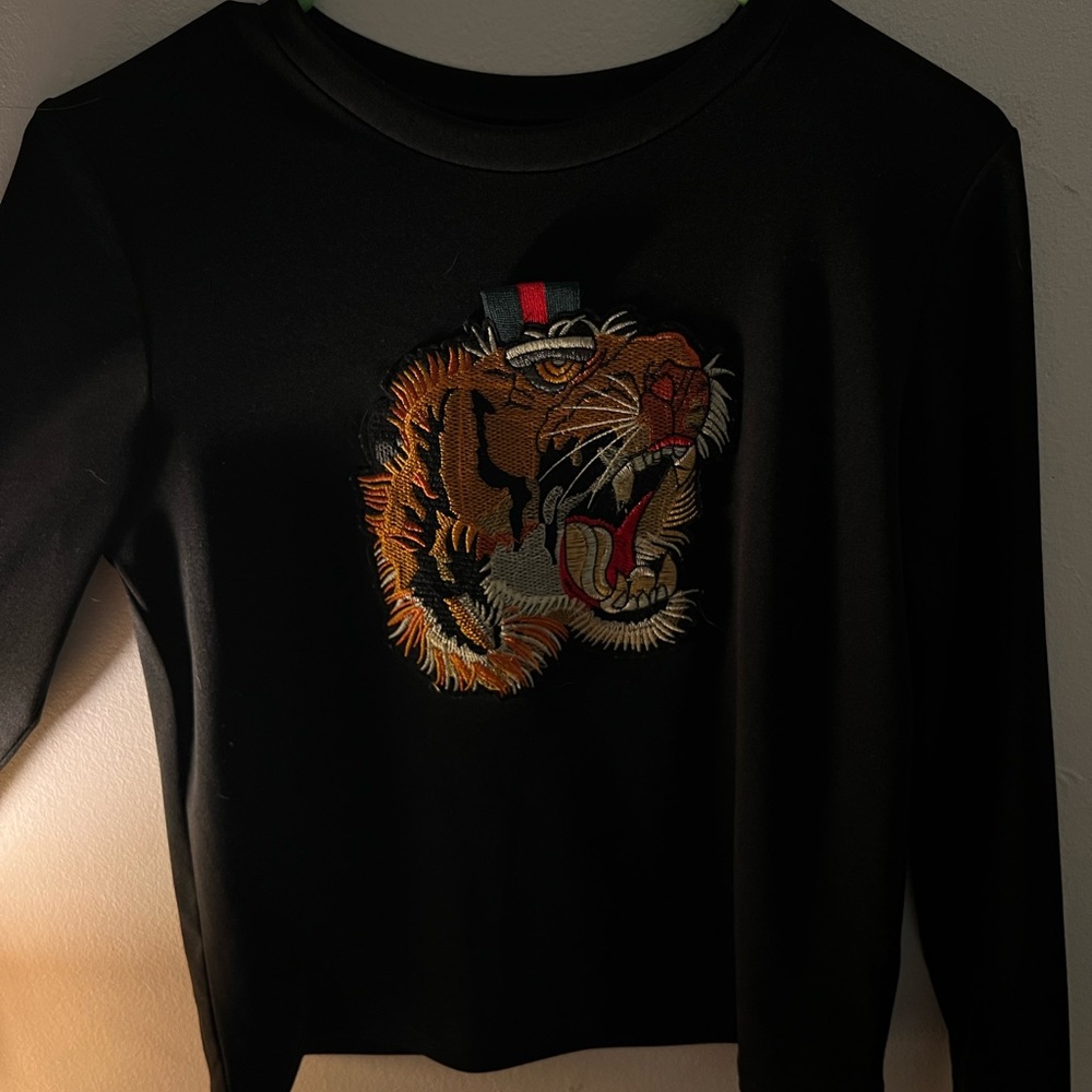 LION embroidered long sleeve  🦁